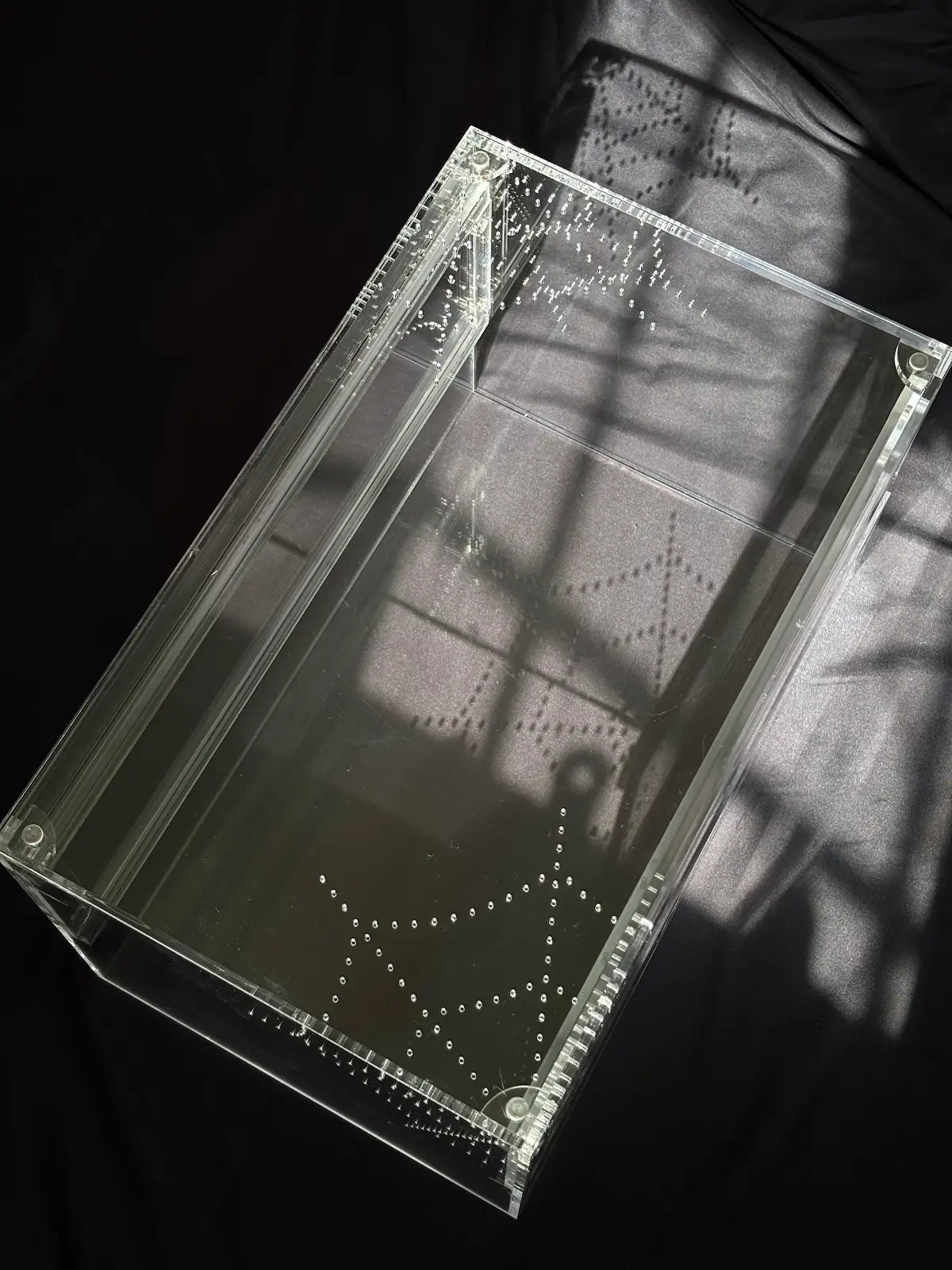 Large Terrestrial Acrylic Enclosure - 40x25x25cm - Dual Magnetic Sliding Doors & Removable Lid